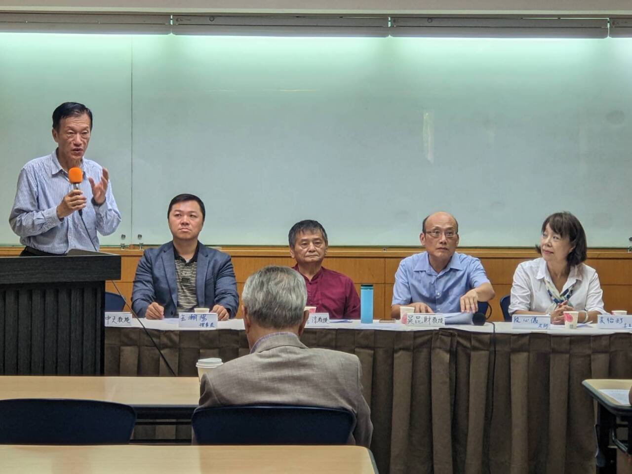政府力推雙語政策  退休教師籲別讓台灣學力菲律賓化