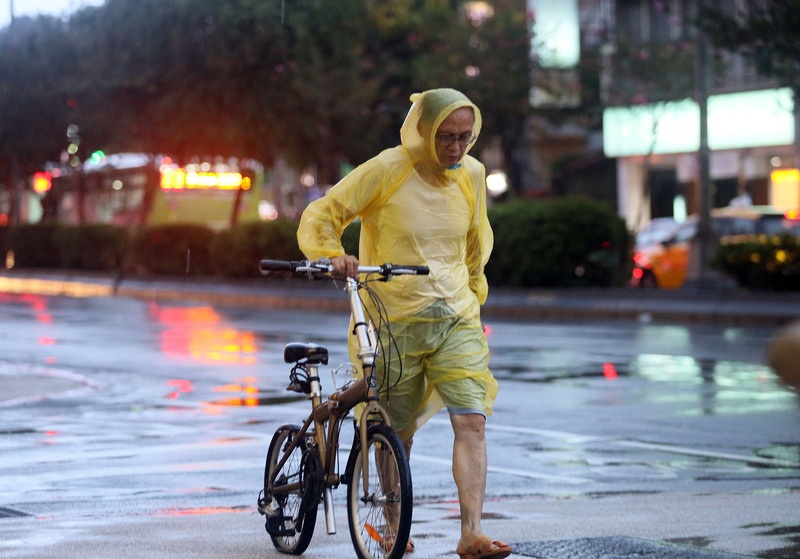 花、東、恆春強風豪雨 山區雨量快速累積中