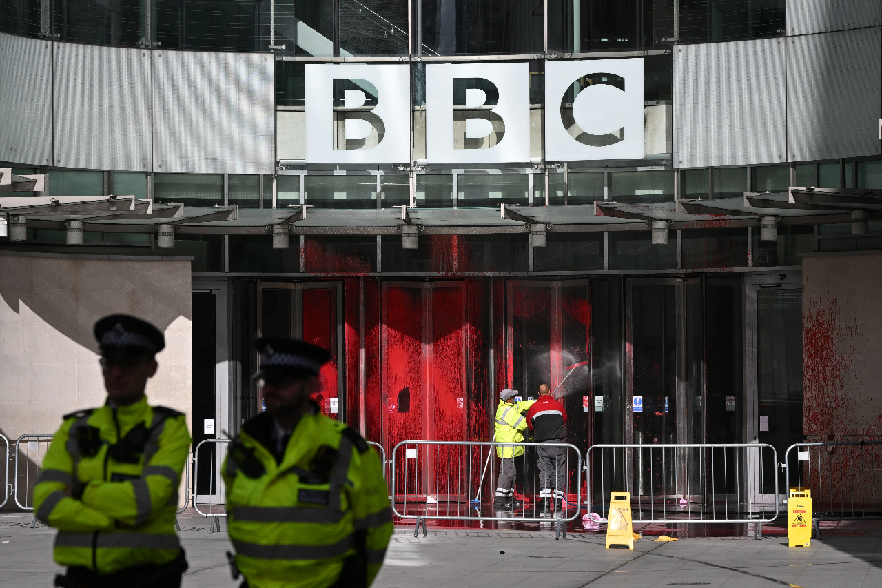 BBC總部遭潑紅漆 親巴勒斯坦組織宣稱犯案