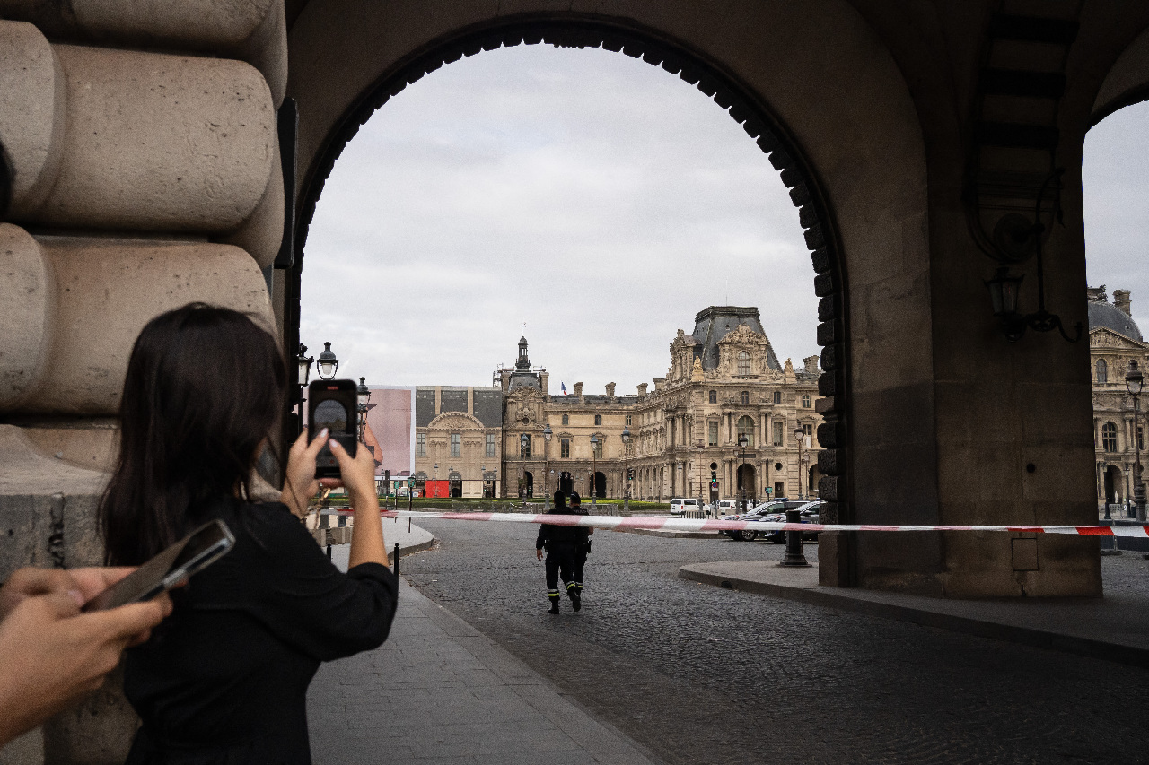 巴黎羅浮宮及凡爾賽宮遭炸彈威脅 疏散遊客員工