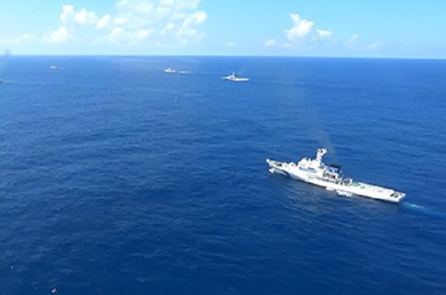中日海警船在釣魚台周邊海域對峙