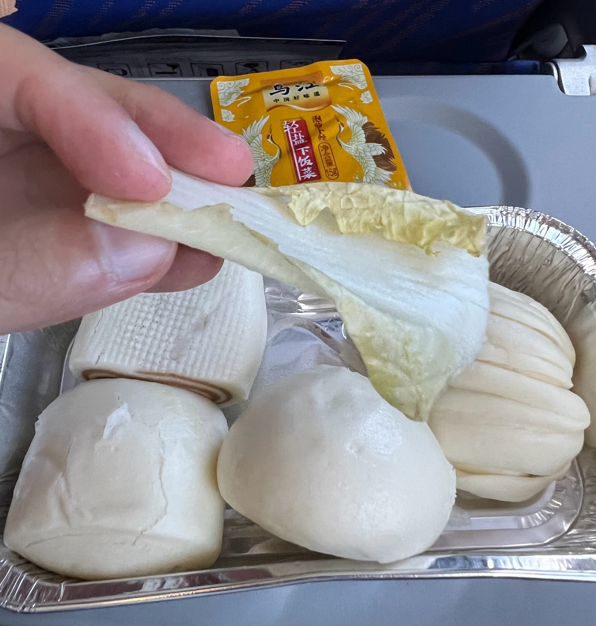中國飛機餐「4個饅頭加1片白菜」 引發網民熱議