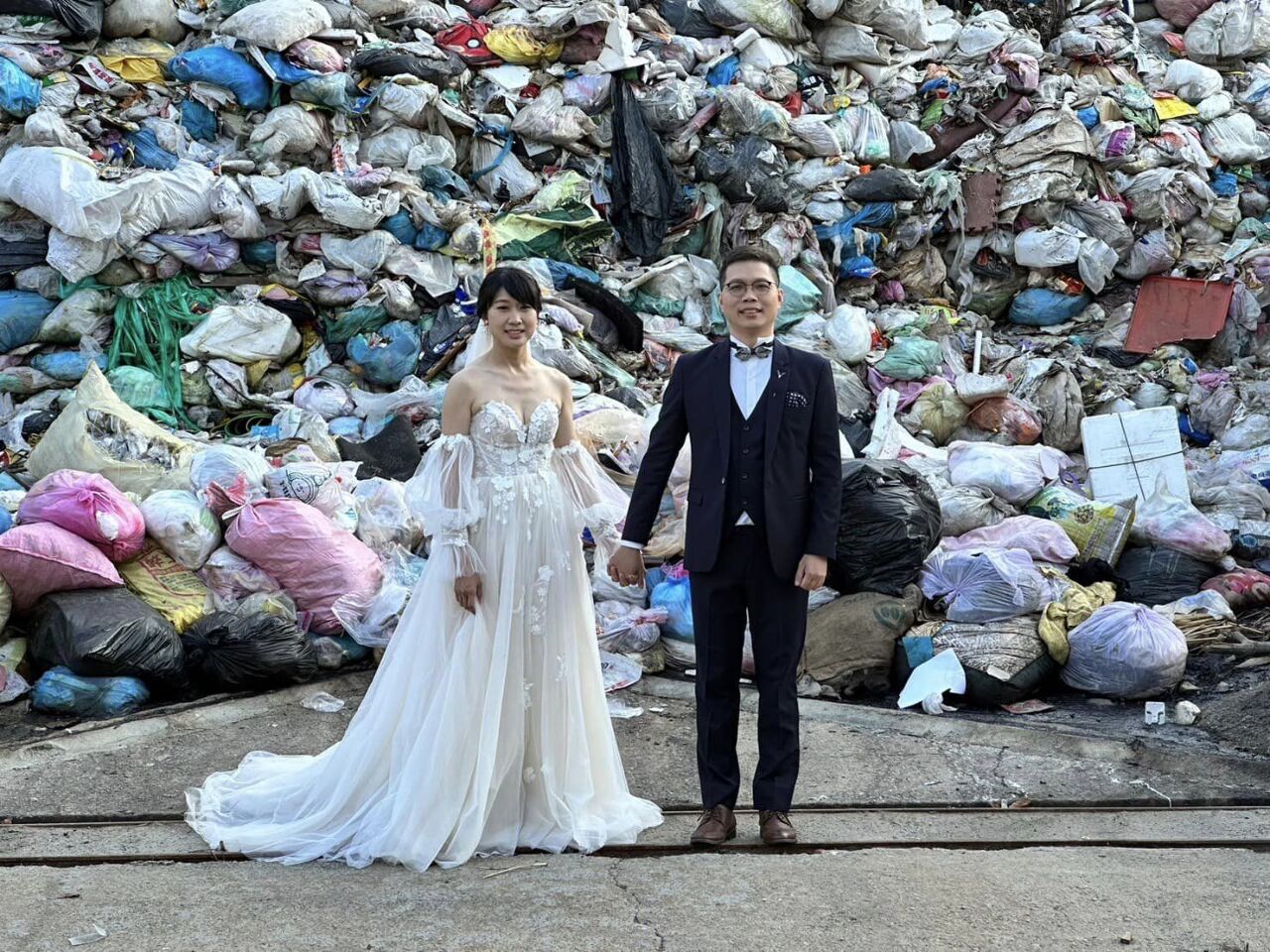 用行動愛環保 台灣新人垃圾山拍婚照紅到國外
