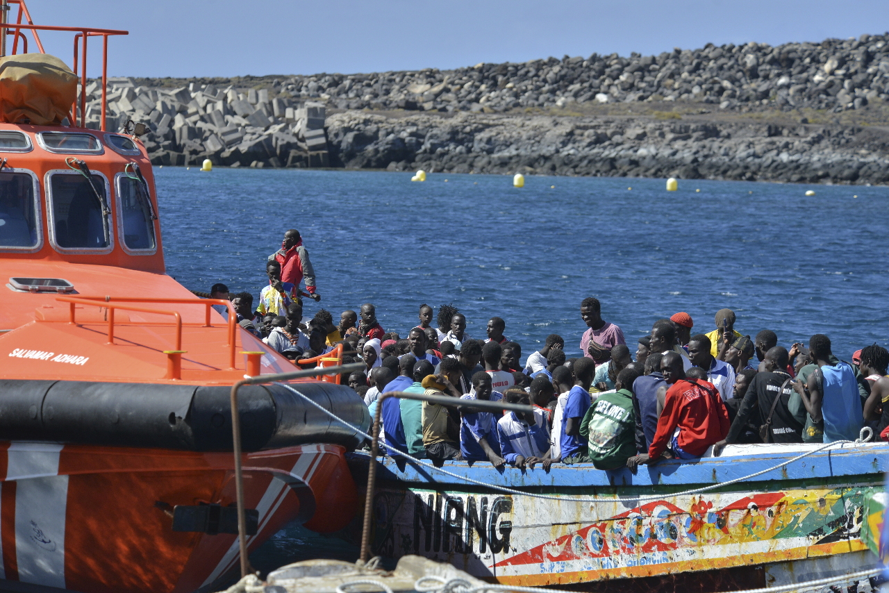 非洲移民湧入西班牙加納利島 一船滿載321人破紀錄