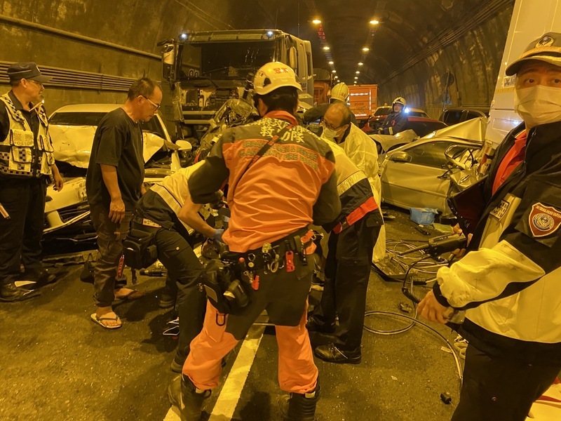 蘇花新澳隧道14車追撞事故 1命危11輕重傷