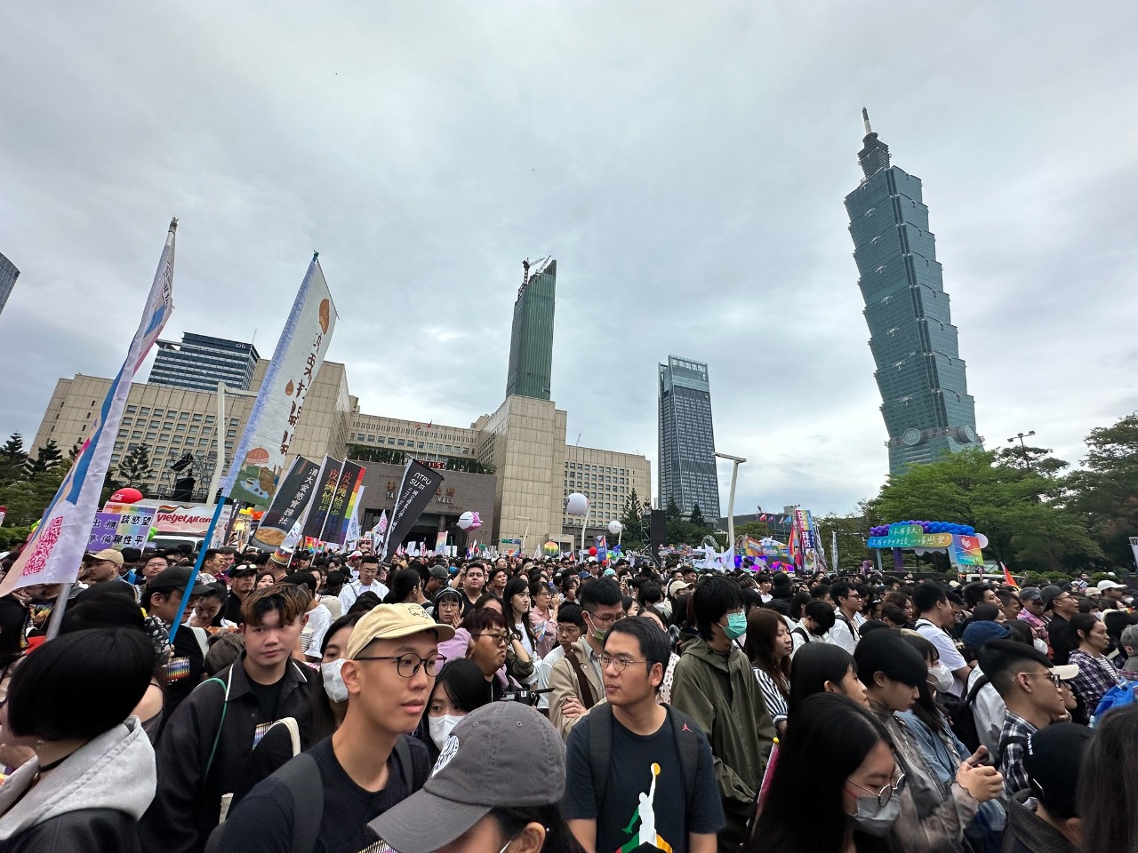 第21屆台灣同志遊行登場 估15.3萬人「與多元同行」