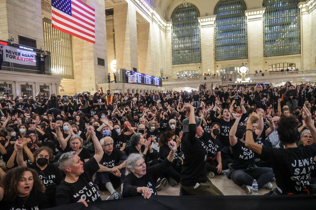 紐約大批群眾示威促加薩停火 中央大車站關閉因應
