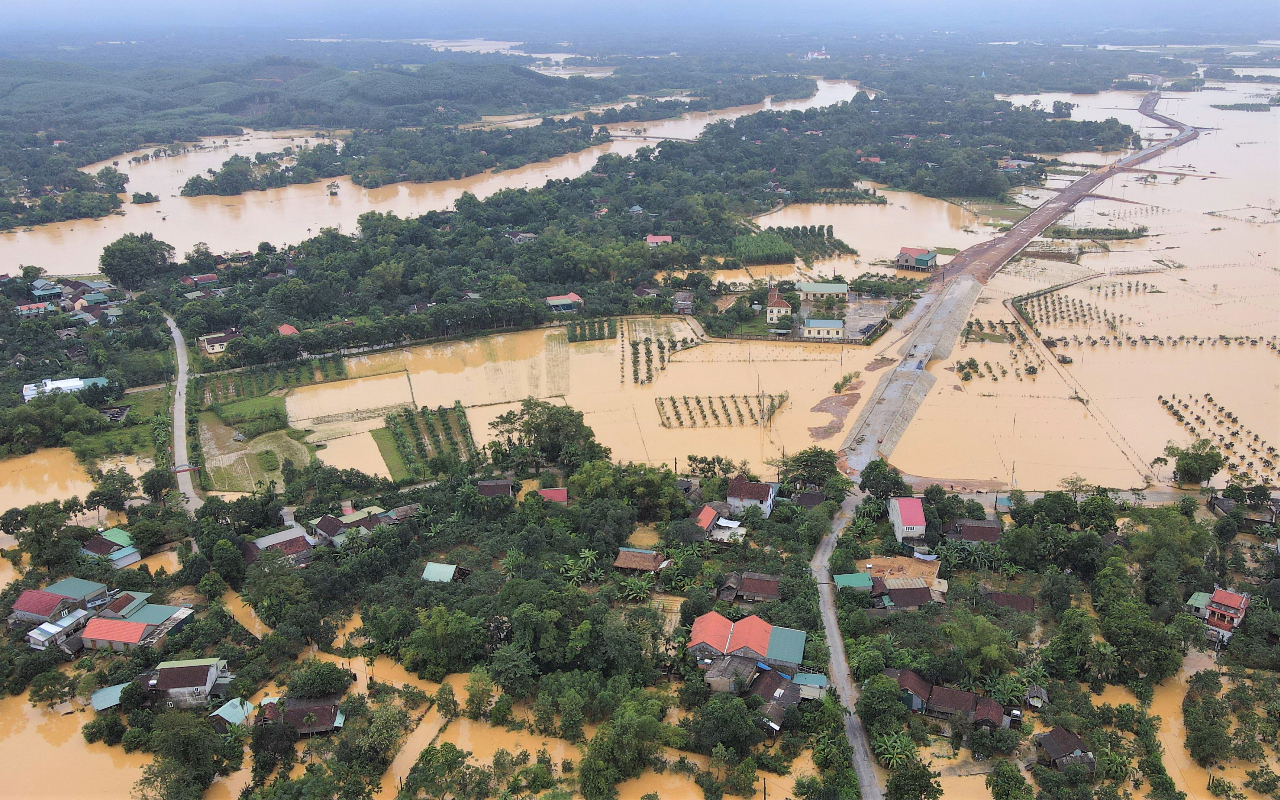 越南洪水與暴雨淹沒房屋道路 至少3死