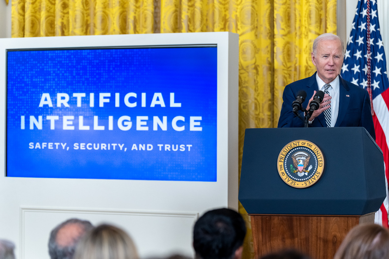 拜登簽署首項AI行政命令 管控人工智慧風險