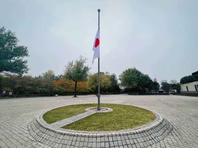日本使館降半旗悼李克強 陸網友：有心