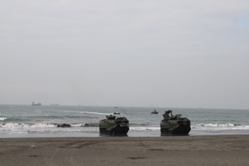 海軍西子灣「紅色海灘」操演   AAV-7兩棲突擊車登陸