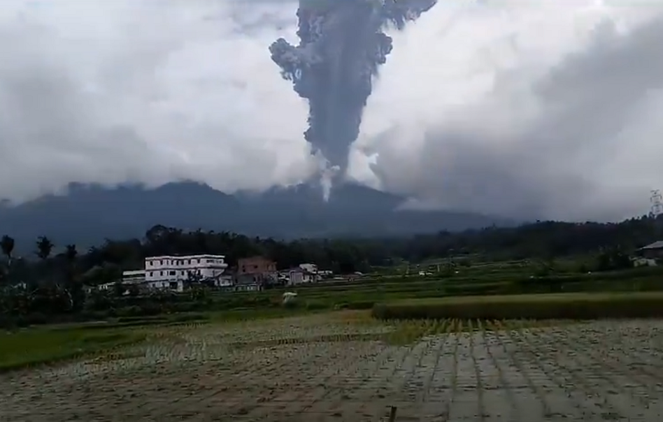 印尼梅拉比火山噴發 向天空噴射火山灰達3公里
