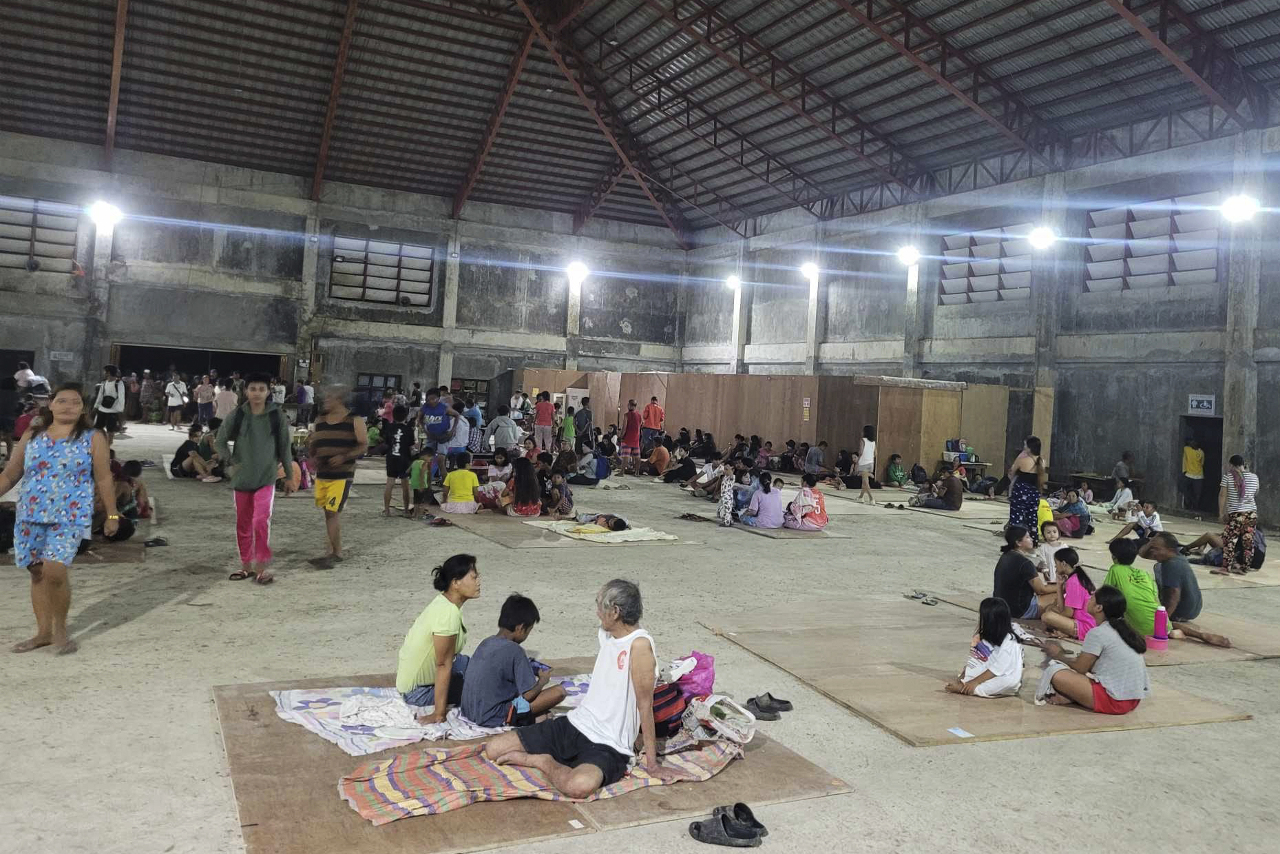 菲律賓搖不停 居民留在疏散中心不敢回家