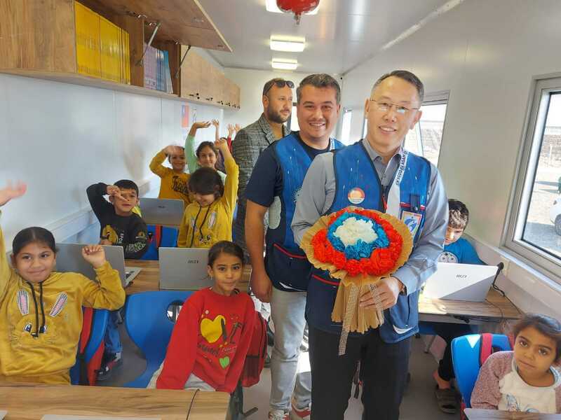台灣行動資訊教室前進土耳其災區 助兒童學習