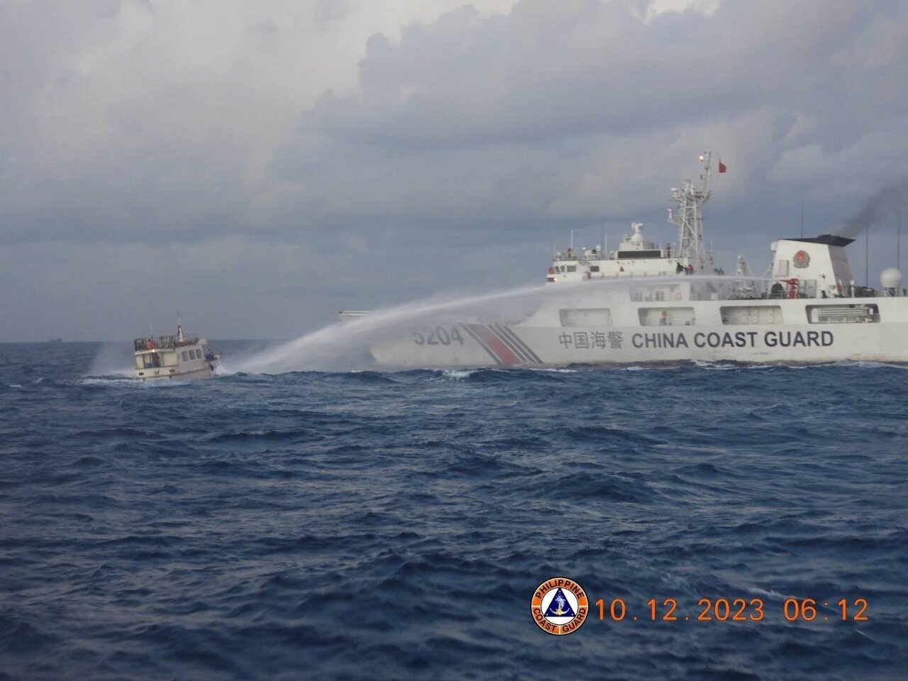 南海再爆衝突 菲船隻遭中國海警船「撞擊」