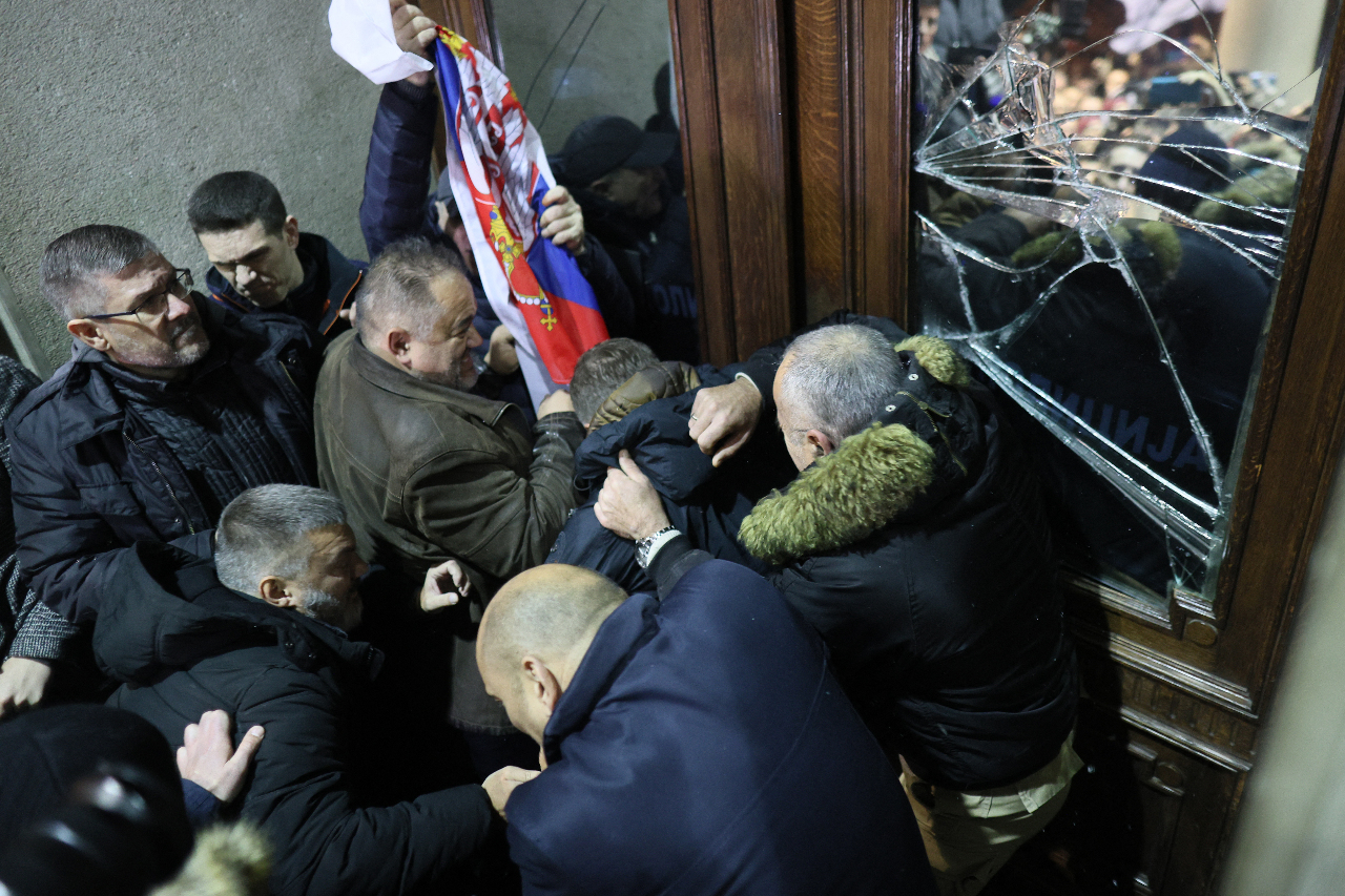 抗議大選舞弊 塞爾維亞反對派試圖闖市政廳