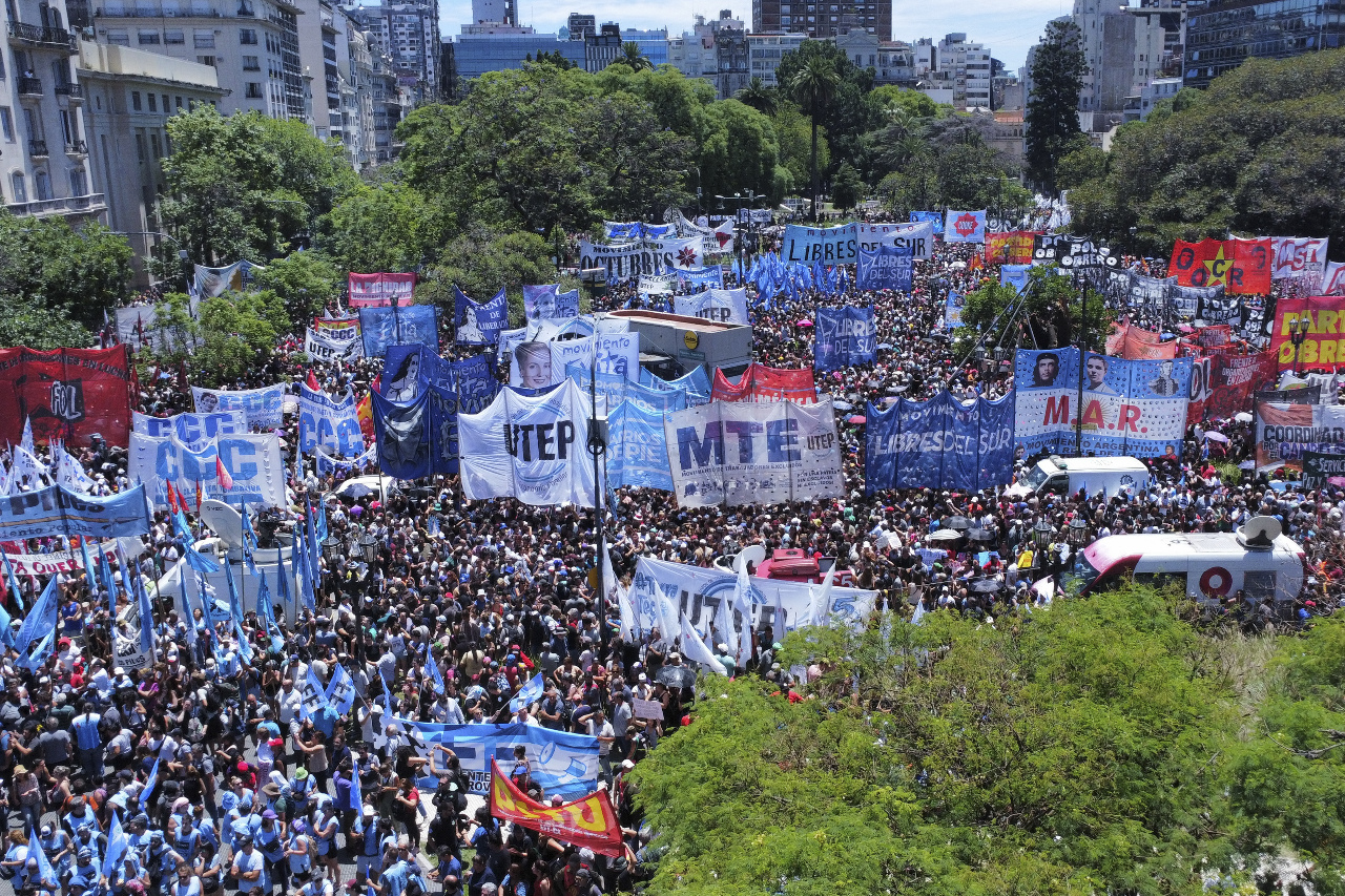 抗議新總統經濟改革 阿根廷人走上街頭