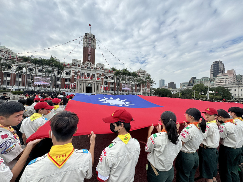 元旦升旗典禮預演 200童軍舉巨幅國旗象徵年輕活力
