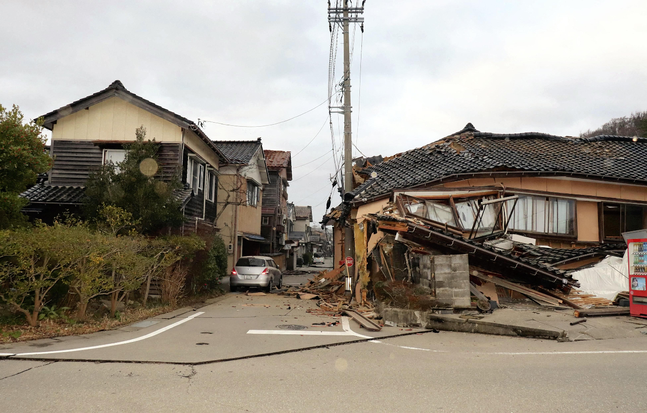 日本7.6強震 建築物倒塌毀損