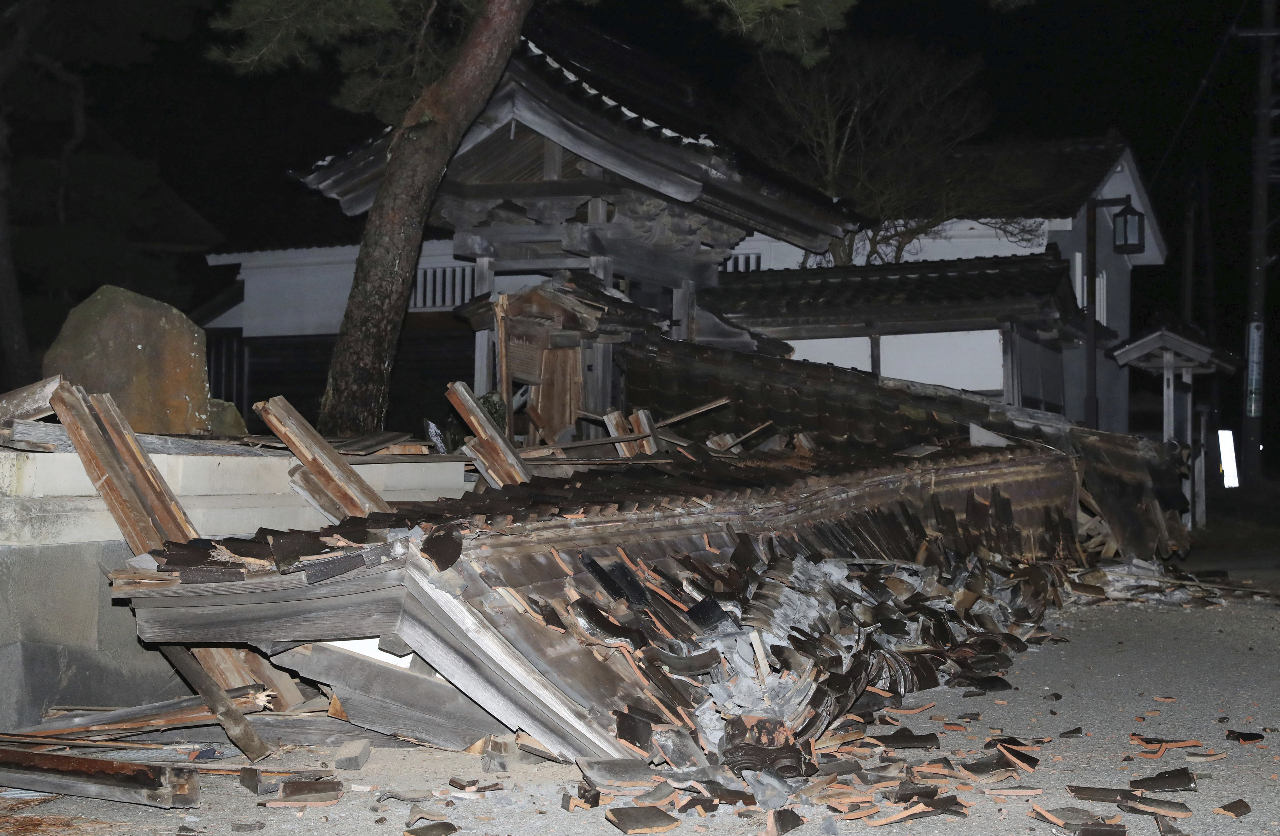 日本石川縣強震後道路裂開 自衛隊派遣千人救災