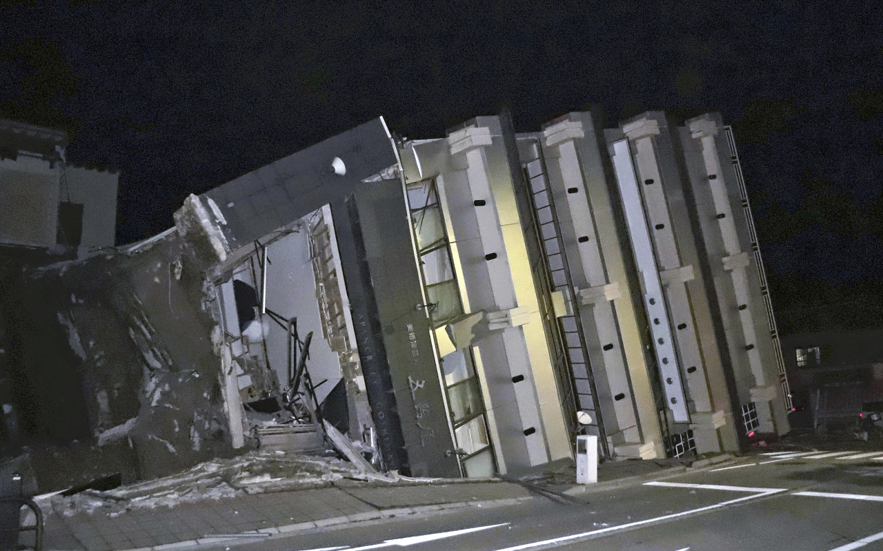 日本能登半島強震 輪島市中心7層樓建築整棟倒塌