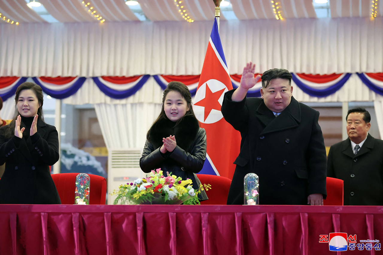 北韓跨年晚會萬人同歡 金正恩偕妻女出席