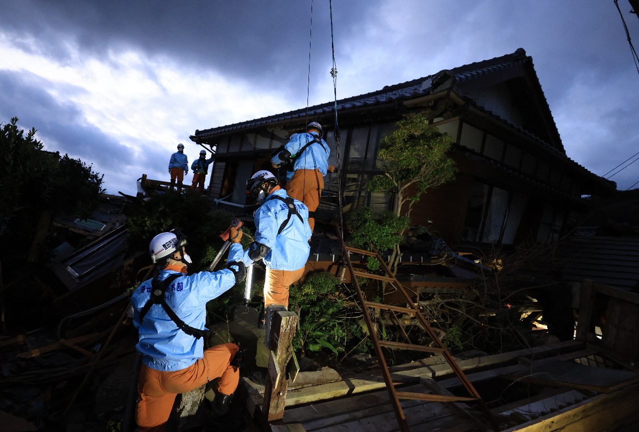 日本強震罹難者增至近50人 救援人員努力搜尋倖存者