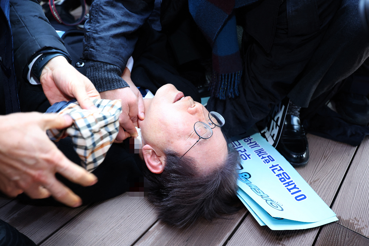 南韓在野黨領袖李在明遇刺 左頸遭攻擊緊急送醫