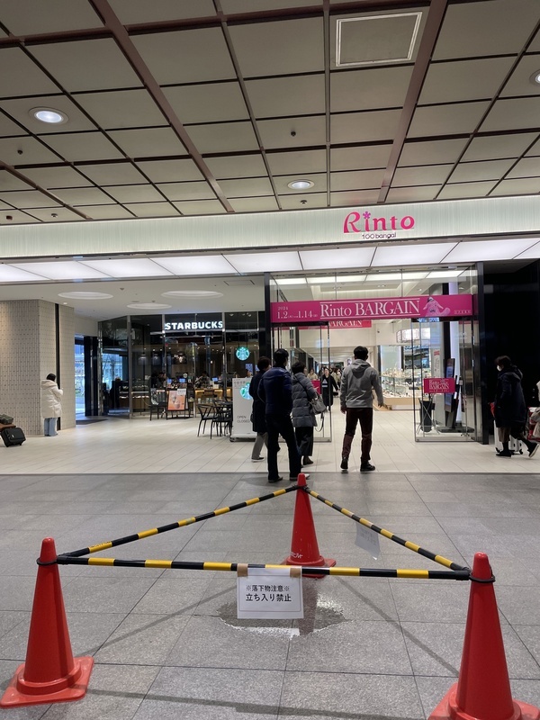 日本能登強震後 金澤車站地磚碎裂、天花板掉落