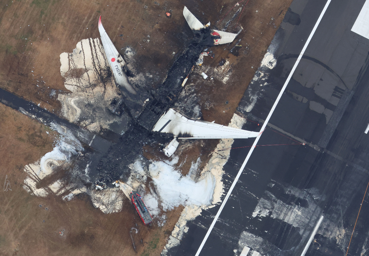 日航客機擦撞事故燒毀 損失估計超過1億美元