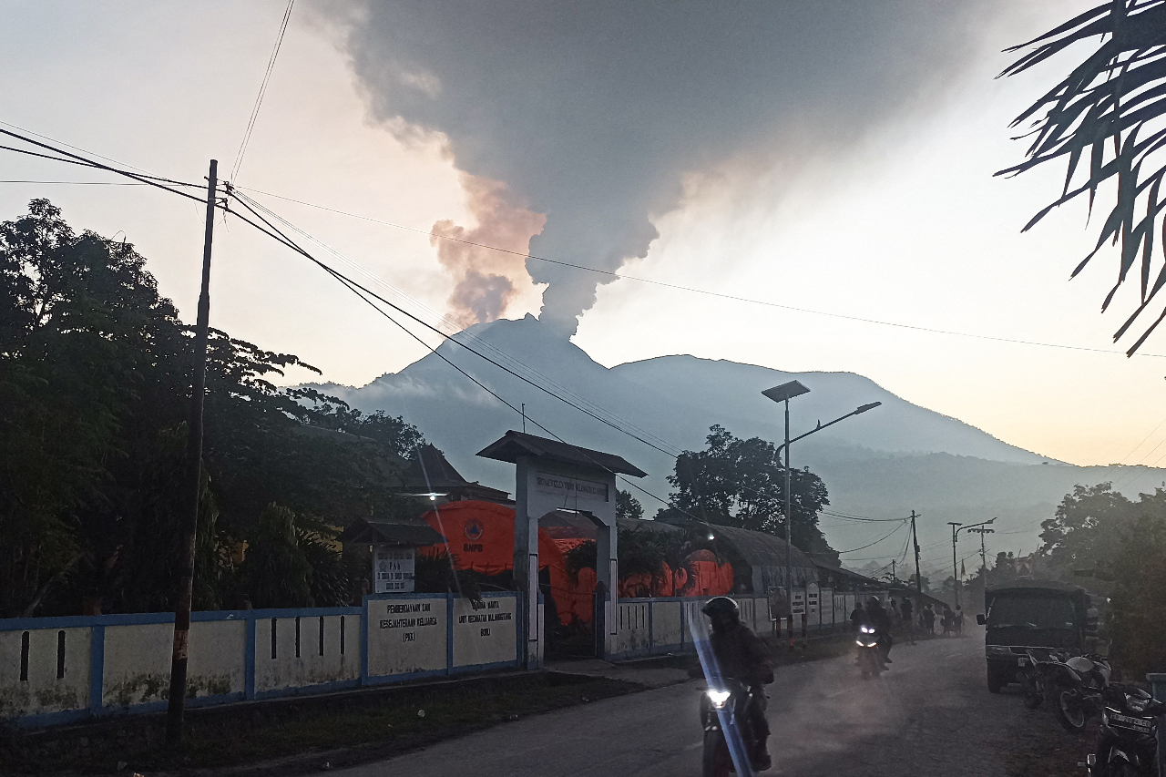 印尼東部火山噴發 機場關閉撤逾2200人
