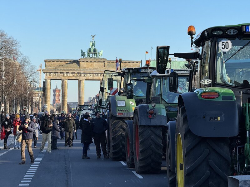 抗議補貼遭削減 德農民開拖拉機癱瘓交通