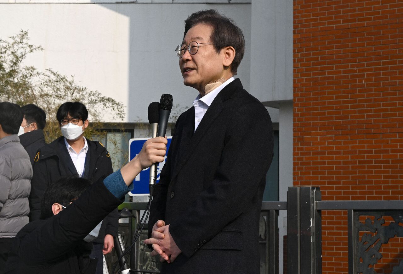 李在明遇刺後出院 呼籲南韓結束「政治仇恨」