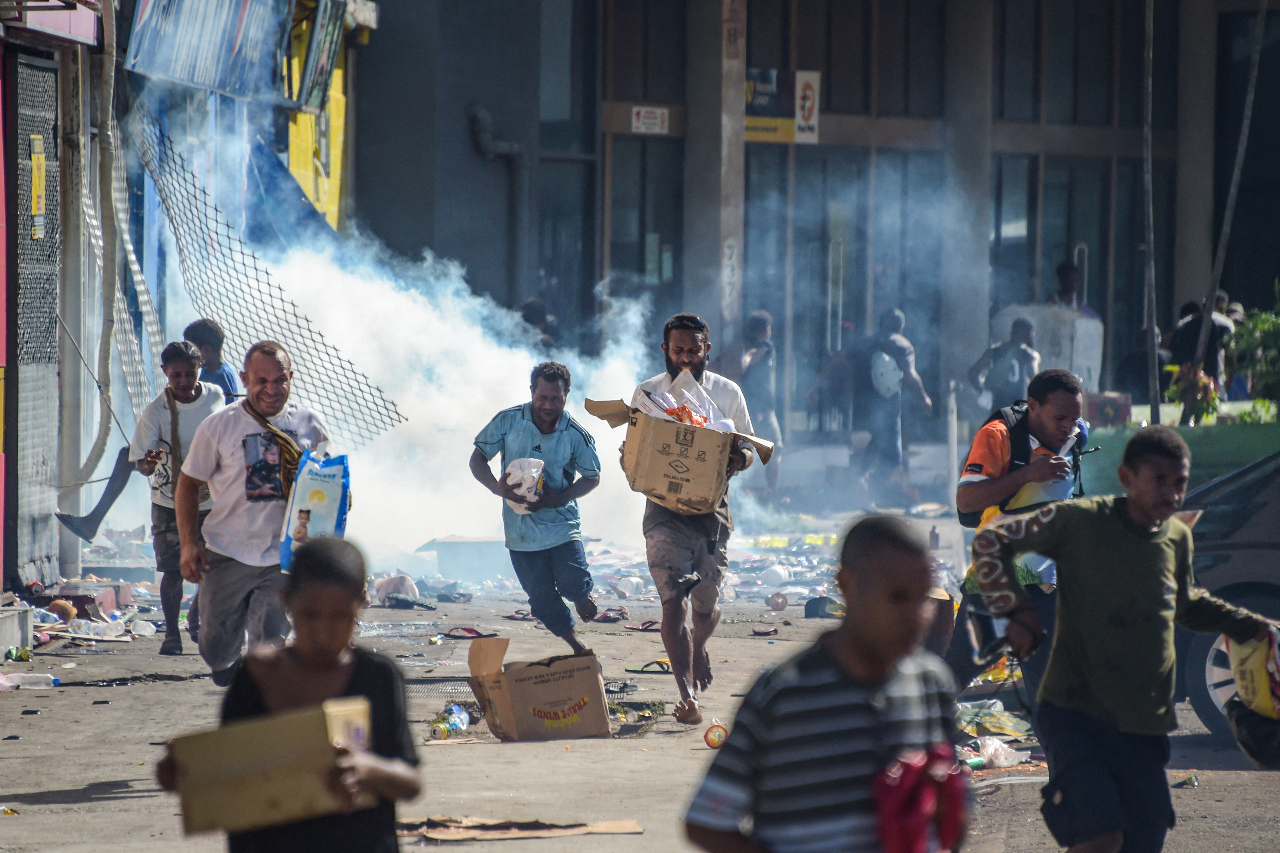 暴動導致15死 巴紐總理宣布首都緊急狀態