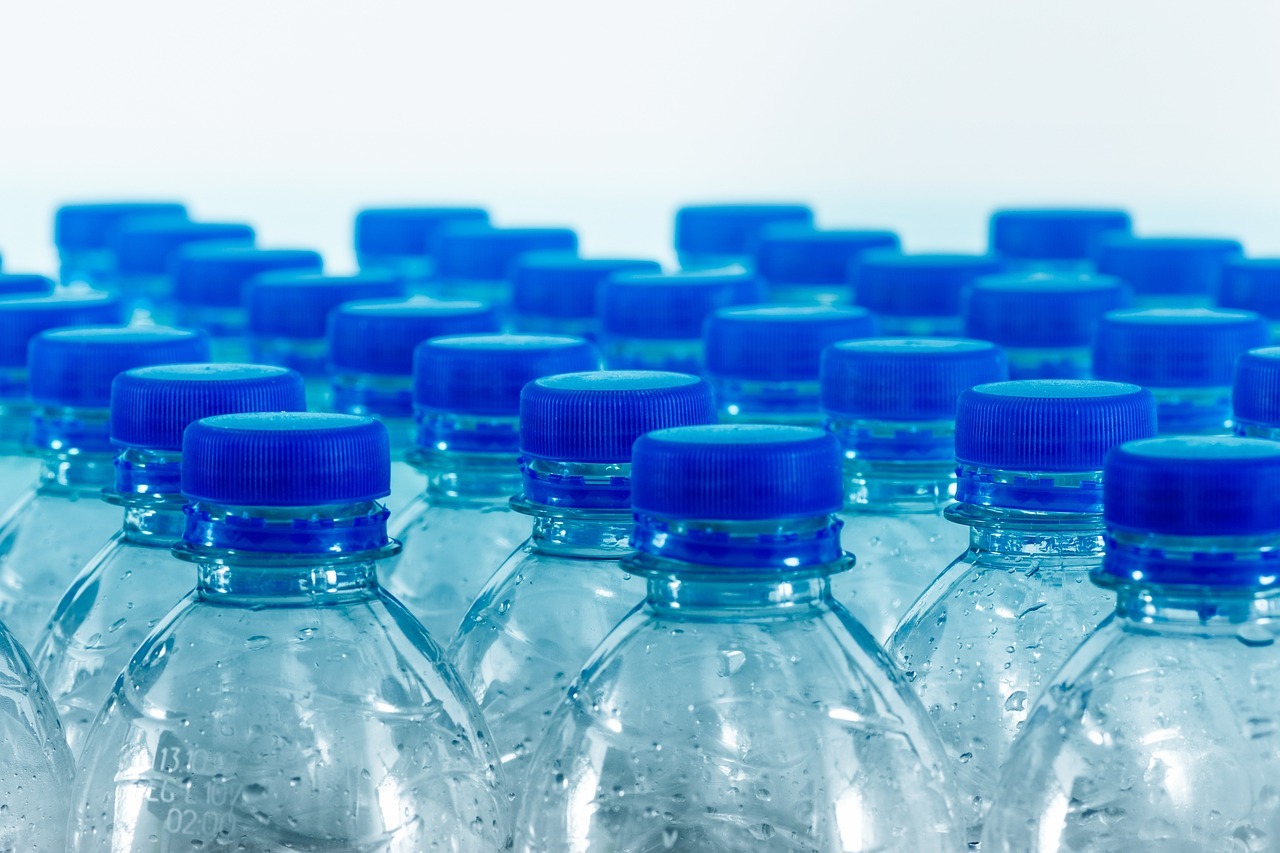 研究：瓶裝水含塑膠微粒 數量比先前預估多100倍
