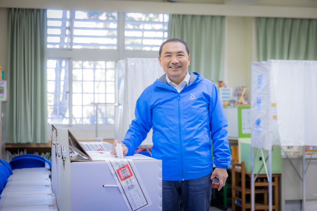 侯友宜戴「幸運小物」投票 籲選後團結面對台灣未來