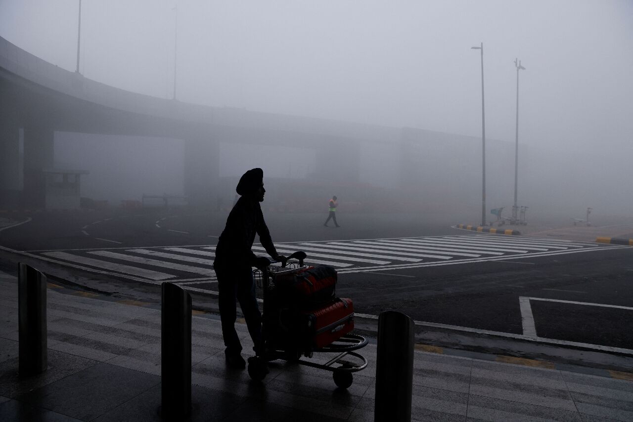 印度北部濃霧籠罩 打亂首都新德里航班鐵路交通