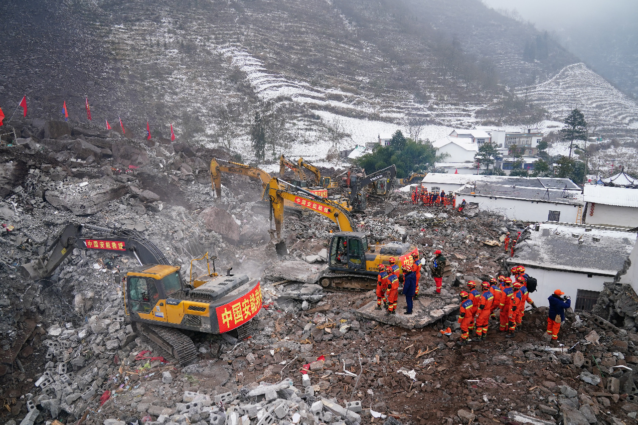 雲南山崩死亡人數增至25人 救援人員持續尋找失蹤者