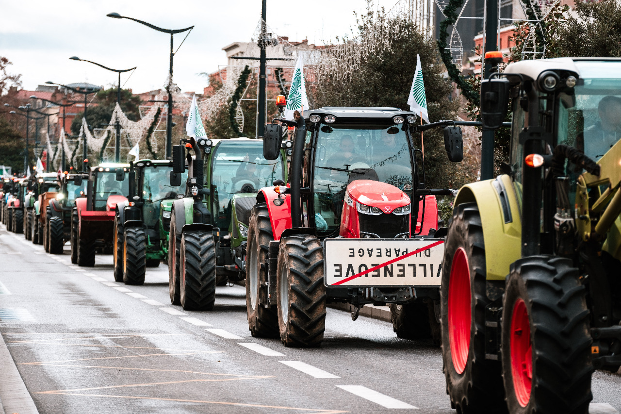 法國各地農民發起抗議 設置路障造成交通事故1人死亡