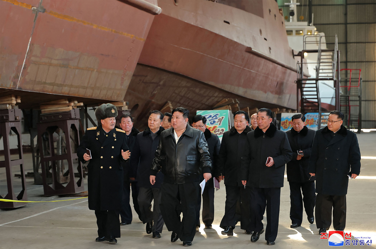 北韓加強戰備 金正恩訪問船廠視察軍艦