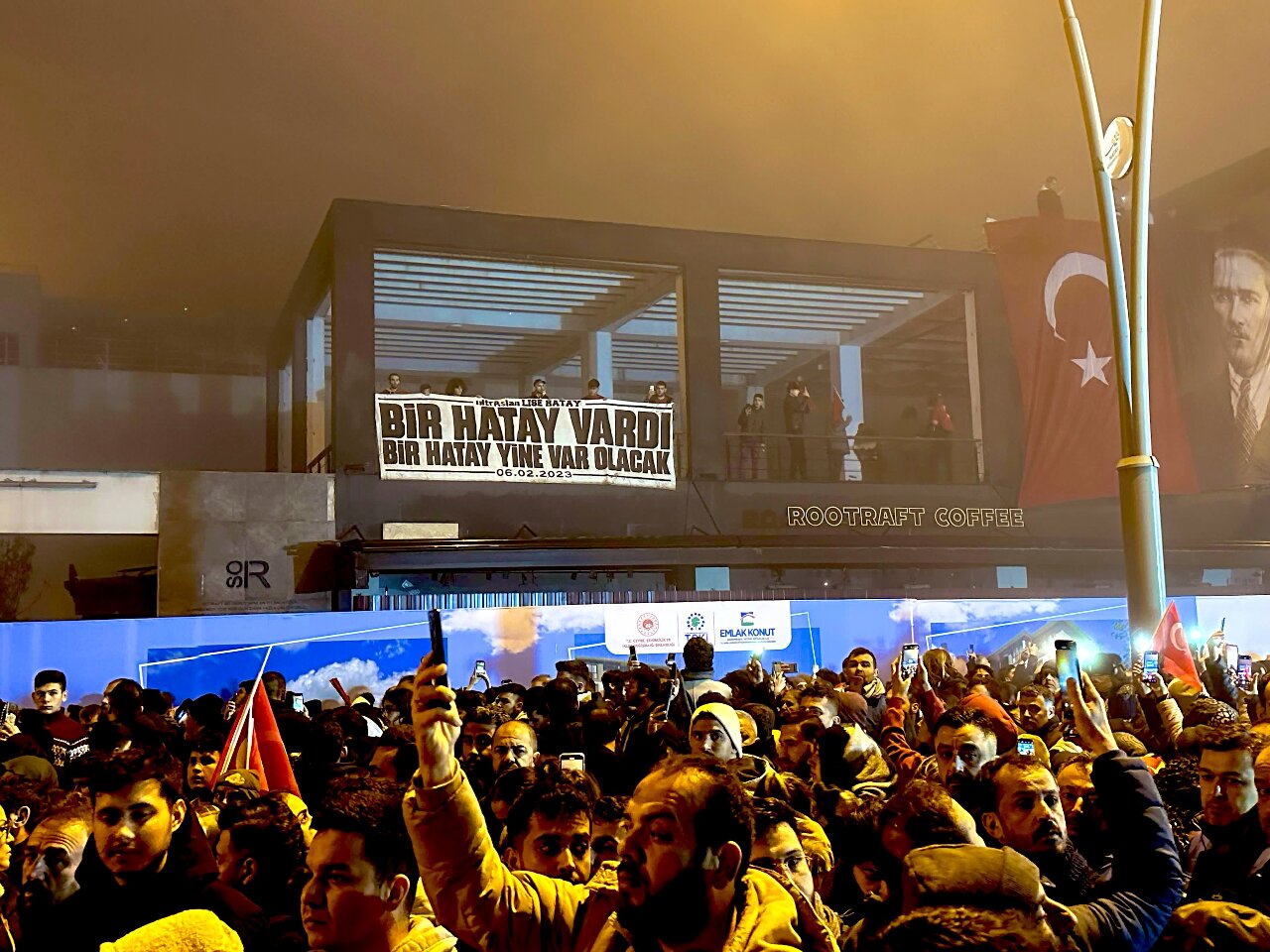 土耳其震災周年萬人守夜悼念 不滿政府聲音蔓延