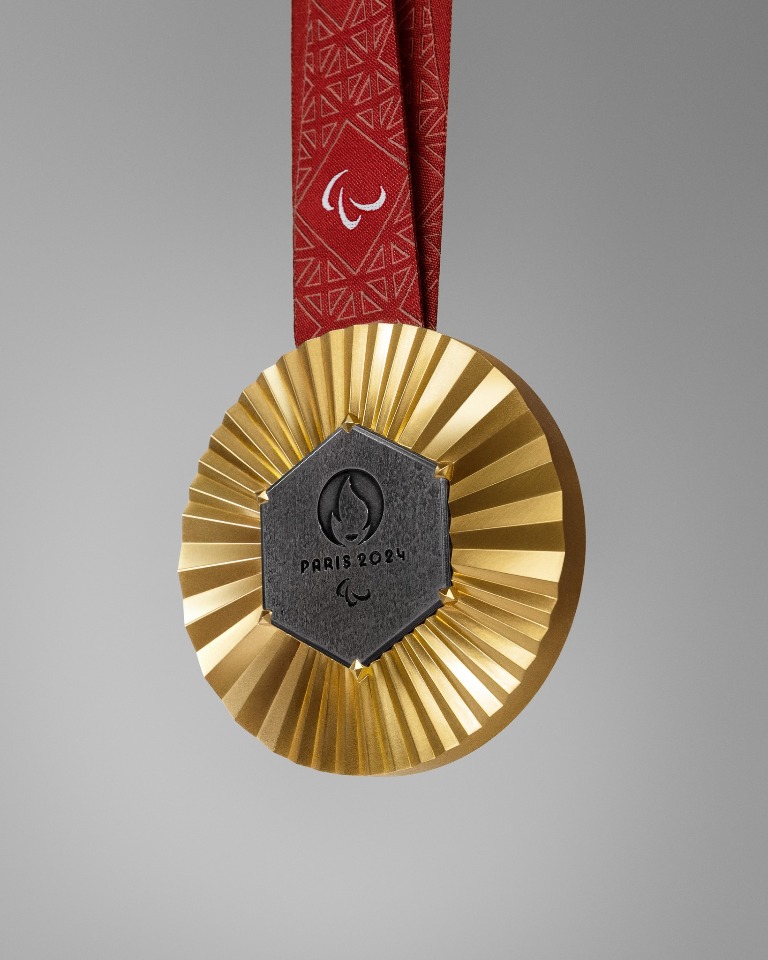 巴黎奧運獎牌設計揭曉 鑲嵌艾菲爾鐵塔廢鐵鑄成裝飾