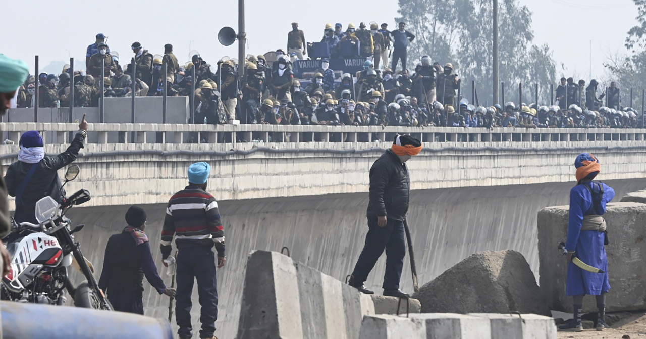 印度抗議農民朝新德里推進 與安全部隊爆發衝突