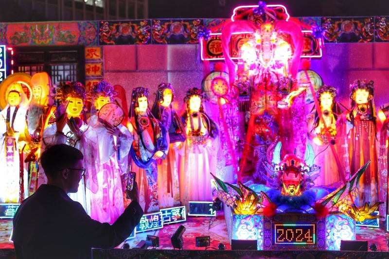 台北燈節眾神平安花燈惹議  創作者：中南部宮廟慶典常使用