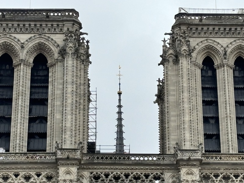 巴黎聖母院尖塔英姿再現 民眾：歷史重生