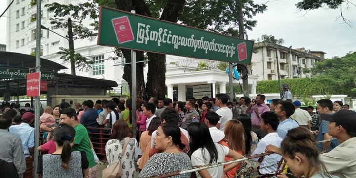 為躲徵兵令 緬甸上百民眾搶辦護照爆發推擠 釀2死1傷