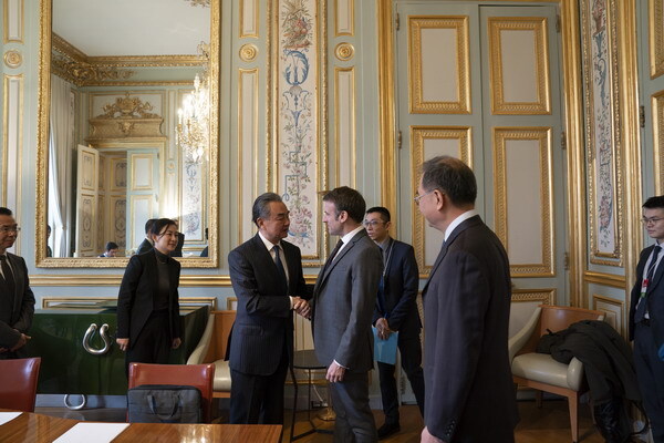 中外長王毅與馬克宏會面 讚揚法國獨立外交政策