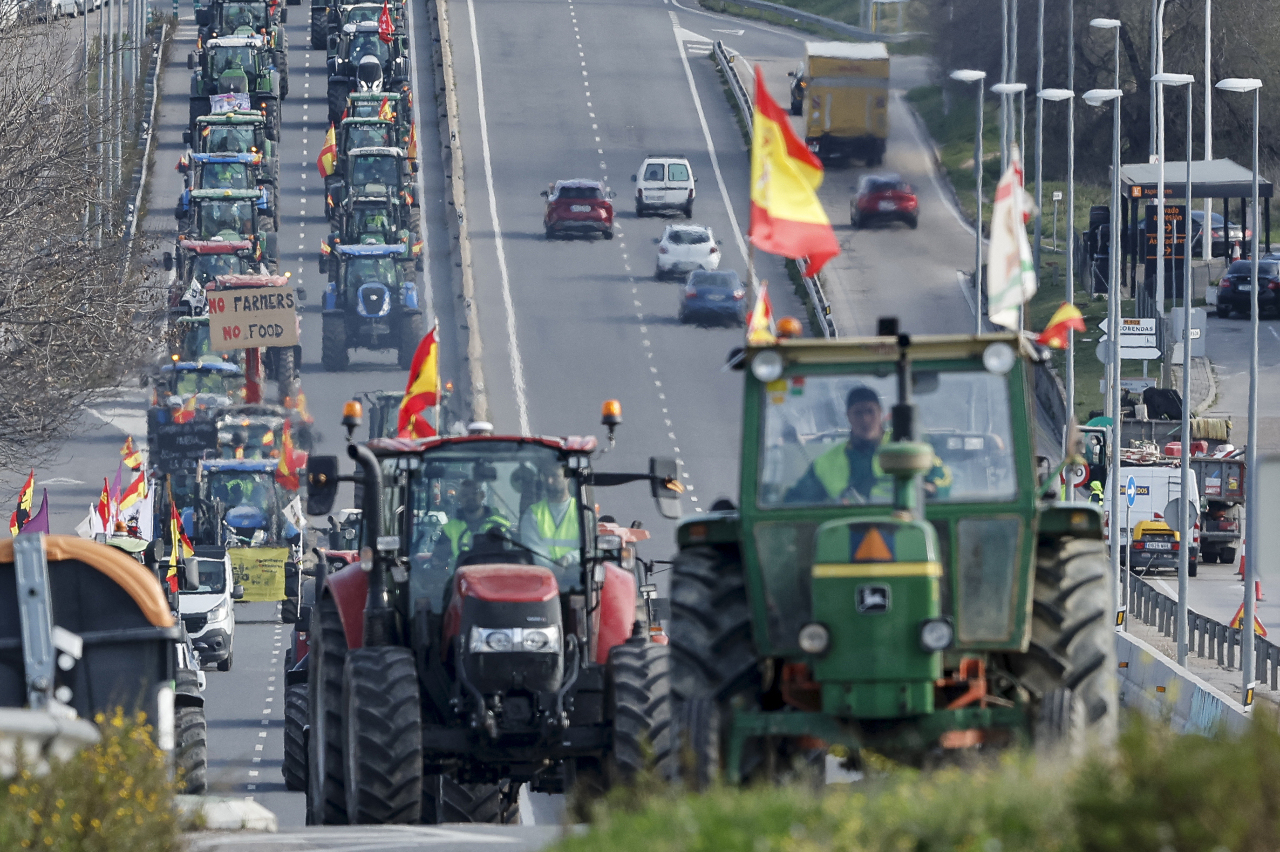 西班牙農民駕駛耕耘機前進首都 抗議不公平競爭