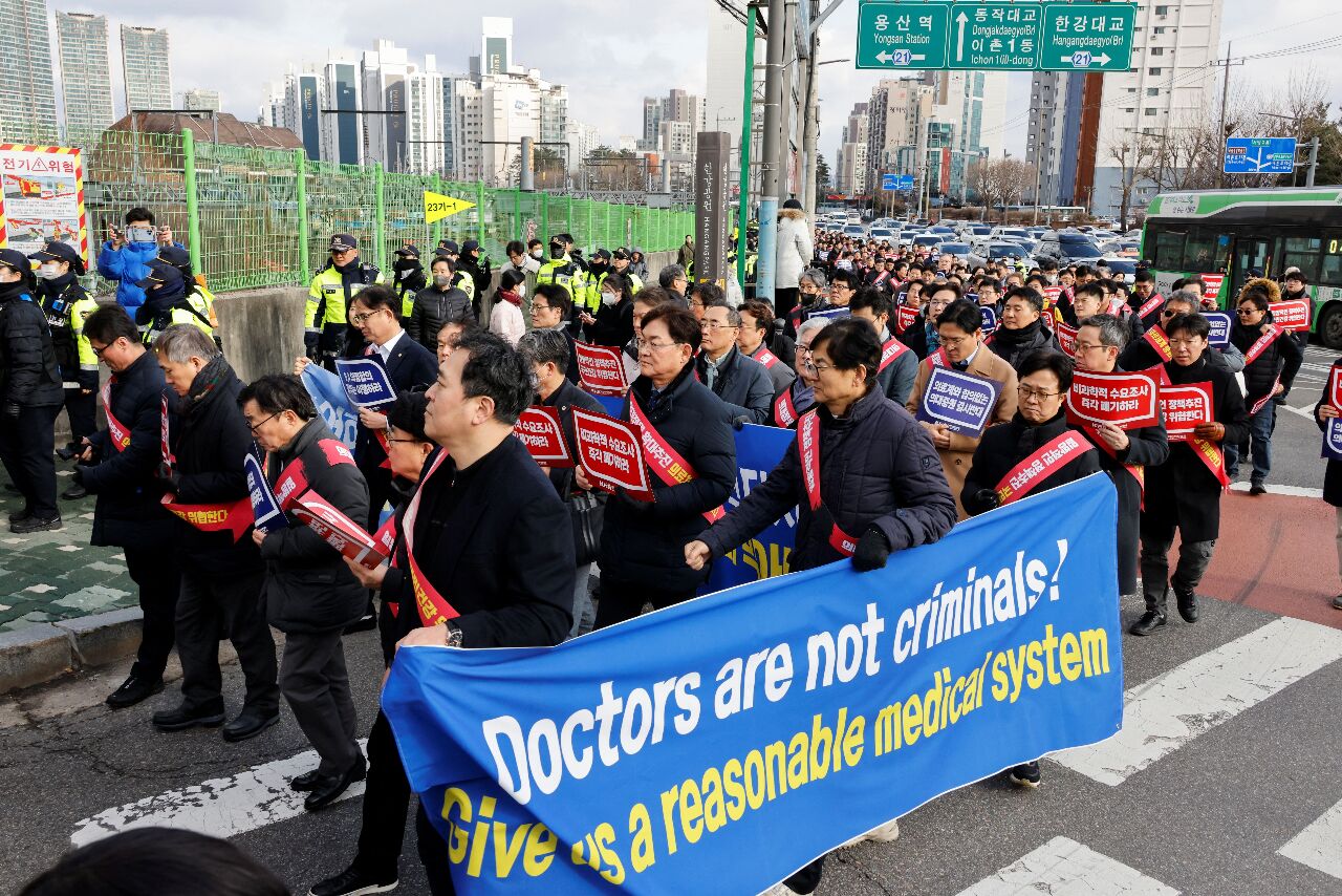 公布執照號碼 南韓政府強硬下令13名醫生復工