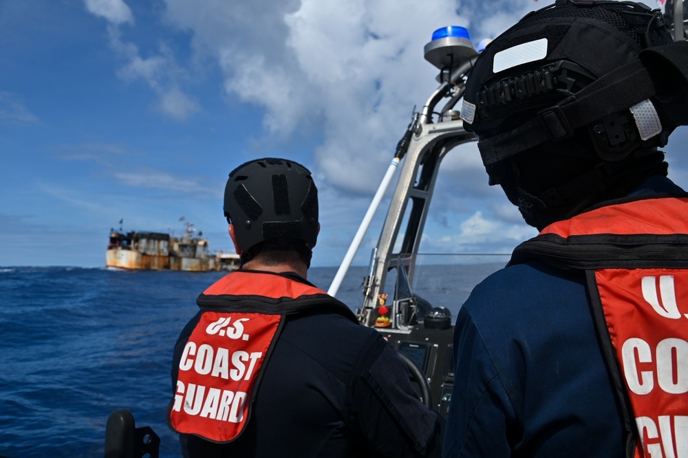 打擊非法捕魚 美海岸防衛隊與吉里巴斯員警登中國漁船檢查